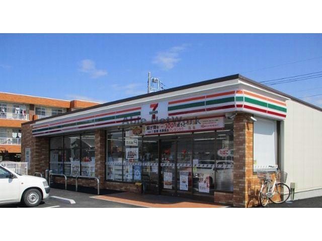 セブンイレブン行田門井町2丁目店(コンビニ)まで683m グランドハイツA棟（行田市門井町）