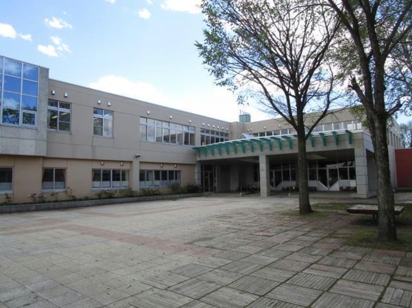 帯広市立つつじが丘小学校(小学校)まで945m カーサソリーダⅠ・Ⅱ