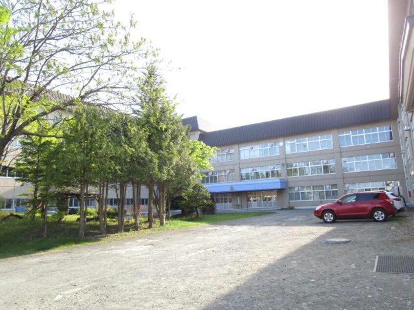 帯広市立西陵中学校(中学校/中等教育学校)まで718m ｸﾞﾗﾝﾁｪ