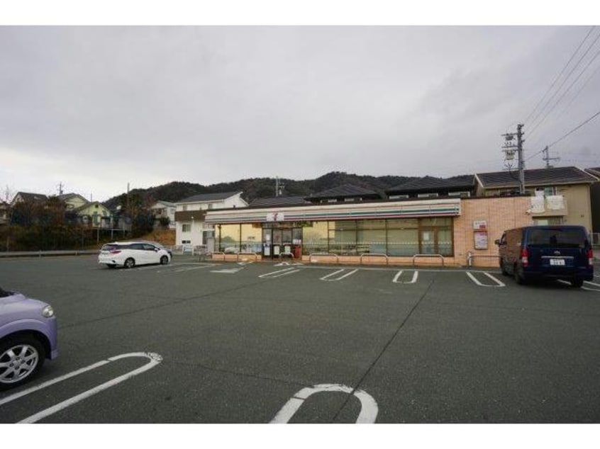 セブンイレブン豊橋二川店(コンビニ)まで705m ガーデンコートBriller