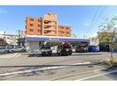 ローソン浦添城間店(コンビニ)まで392m マンション１３６