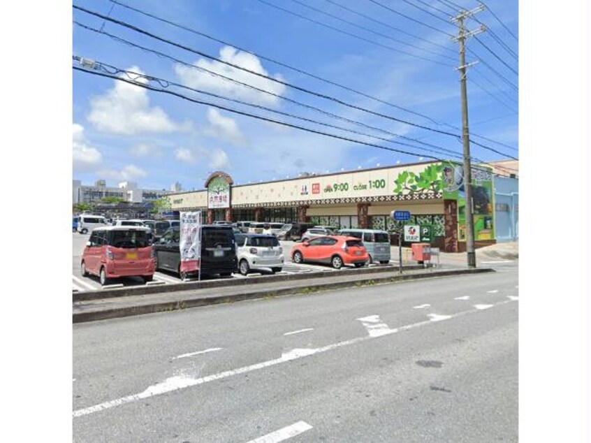 タウンプラザかねひでパイプライン内間市場(スーパー)まで710m トーマス内間