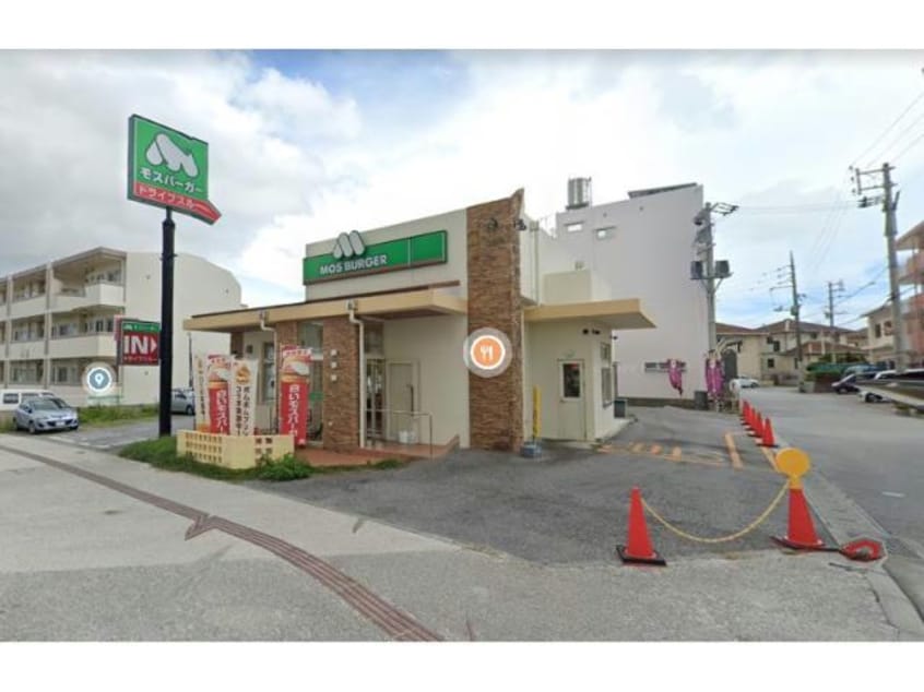 モスバーガー首里石嶺店(ファストフード)まで1111m 平成アパート