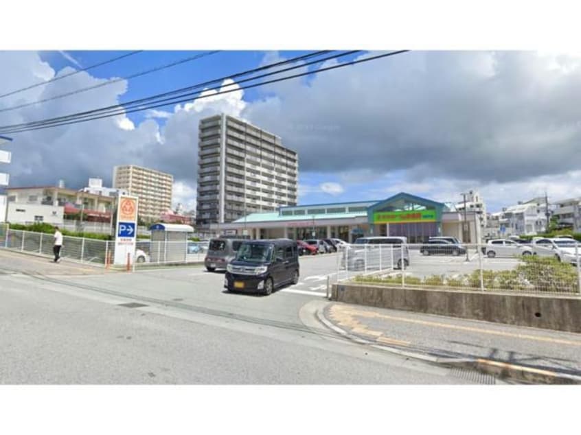 サンエーV21食品館佐真下店(スーパー)まで694m ESTOY buscando