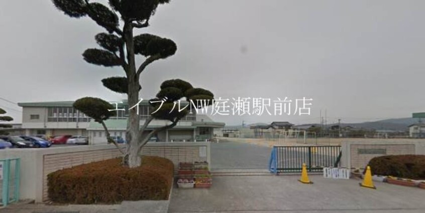 岡山市立加茂小学校(小学校)まで2027m レオネクストクレール小山