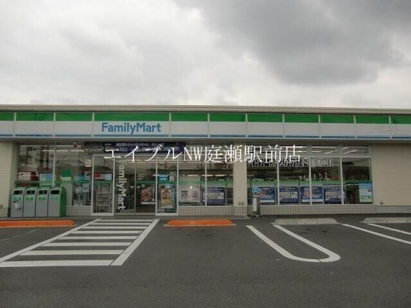 ファミリーマート岡山庭瀬店(コンビニ)まで676m ラ・ベルコリーヌＢ