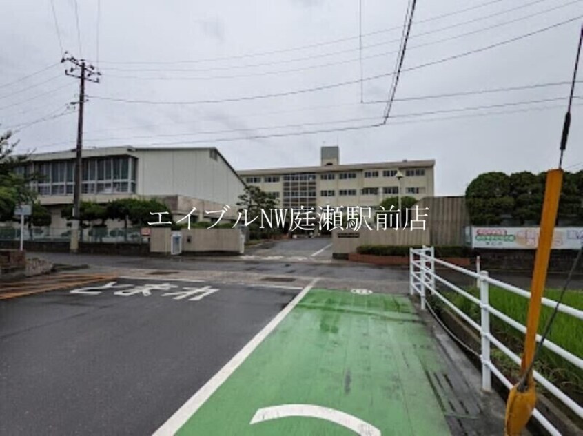 岡山市立中山小学校(小学校)まで1794m サニーゆうＮ