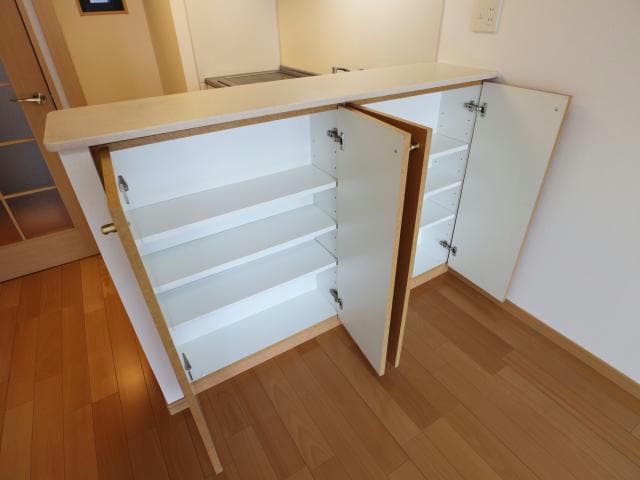 キッチン横に収納あり Laurel Court　常盤