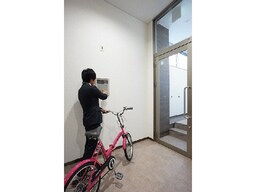 各フロアにオートロック付
