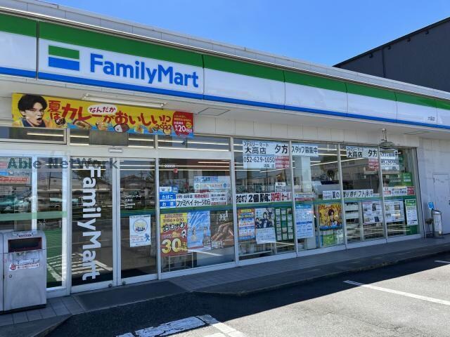 ファミリーマート大高店(コンビニ)まで549m メラルージュ