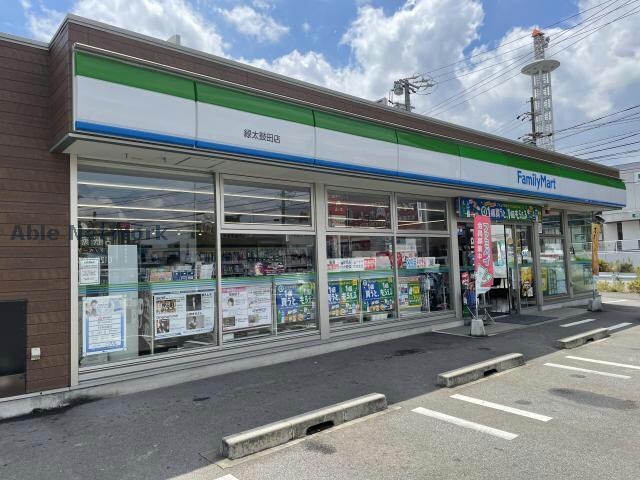 ファミリーマート緑太鼓田店(コンビニ)まで361m レジデンス漆山Ａ棟