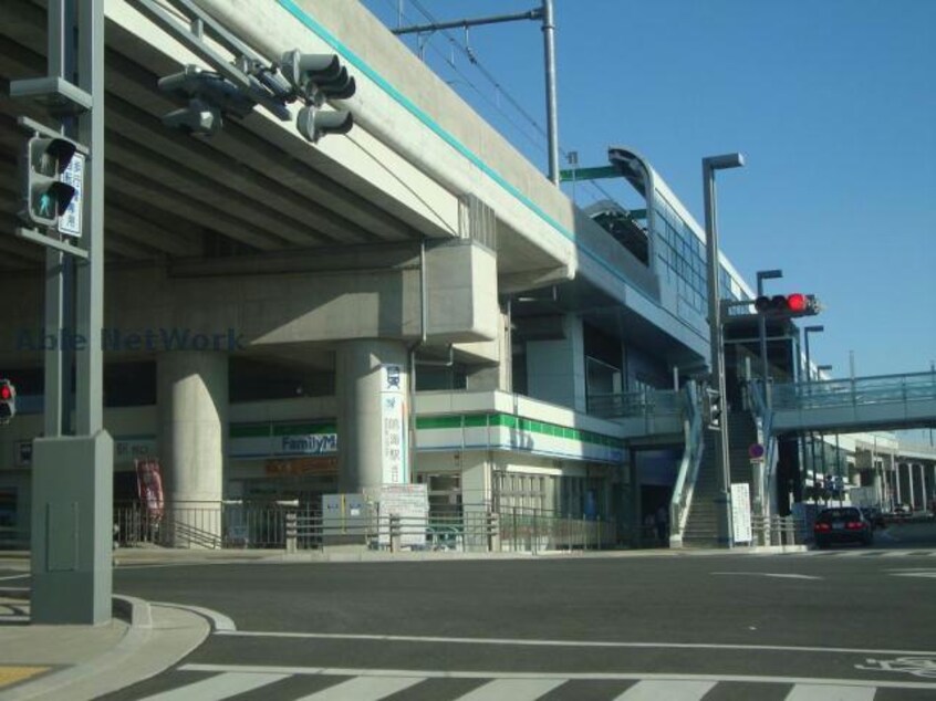 ファミリーマート名鉄鳴海駅店(コンビニ)まで454m ベルビレッジ鳴海