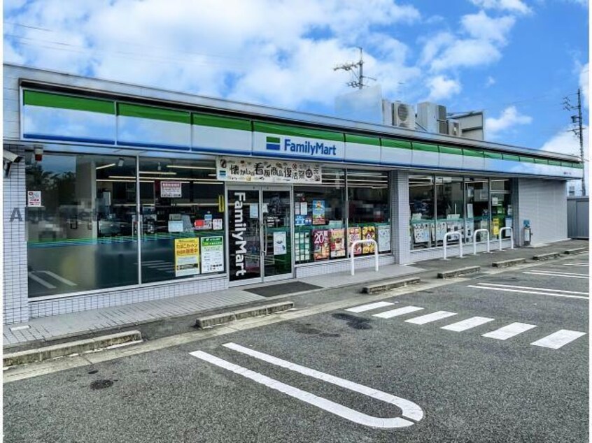 ファミリーマート緑黒沢台一丁目店(コンビニ)まで754m シャトー桃山
