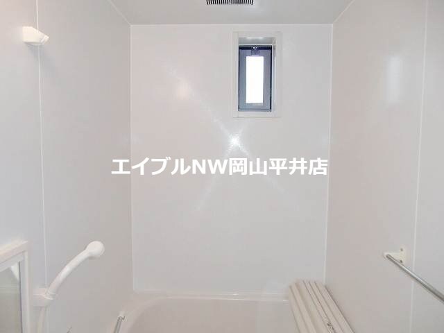 浴室に窓付きなので明るいですね シャーメゾン野口　Ｂ棟