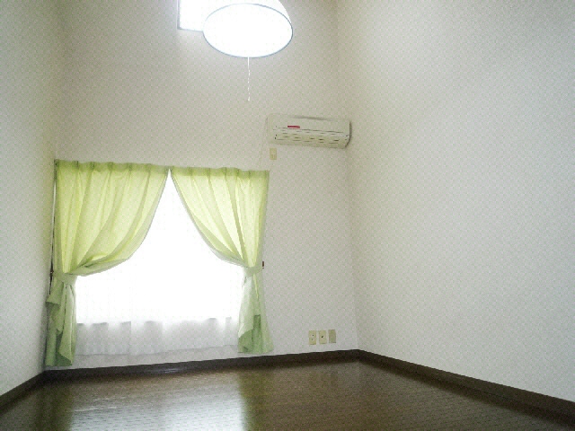 天井の高い洋室 総武本線/四街道駅 徒歩15分 1階 築38年