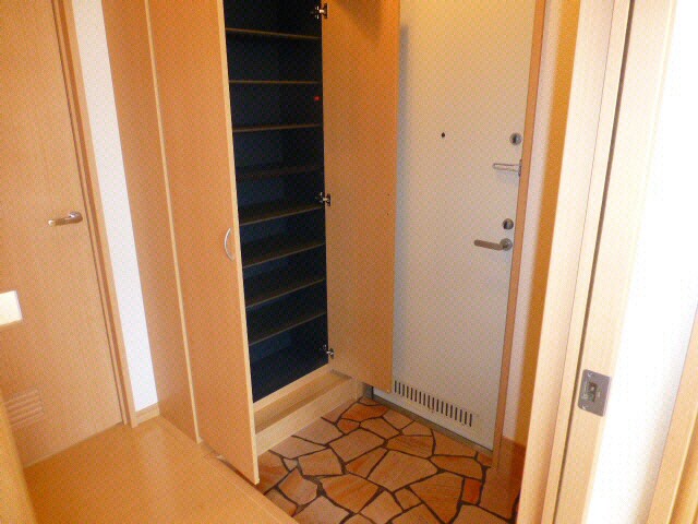 ｼｭｰｽﾞﾎﾞｯｸｽ付の玄関 総武本線/四街道駅 徒歩17分 1階 築17年