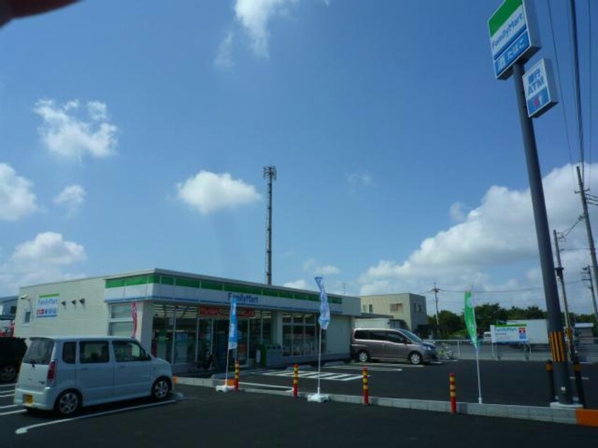 ファミリーマート稲毛山王店(コンビニ)まで356m 総武本線/四街道駅 バス5分六方新田下車:停歩7分 2階 築13年