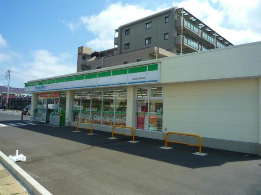 ファミリーマート四街道小学校前店(コンビニ)まで328m 総武本線/四街道駅 徒歩14分 1-2階 築10年