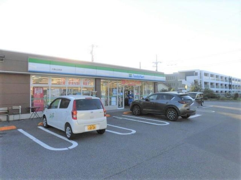 ファミリーマート千葉山王町店(コンビニ)まで235m 総武本線/四街道駅 車移動　10分3.4km 1-2階 築36年