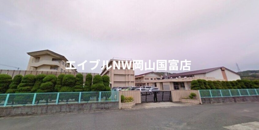 岡山市立富山中学校(中学校/中等教育学校)まで934m 赤穂線（岡山県内）/大多羅駅 徒歩36分 1-2階 築48年