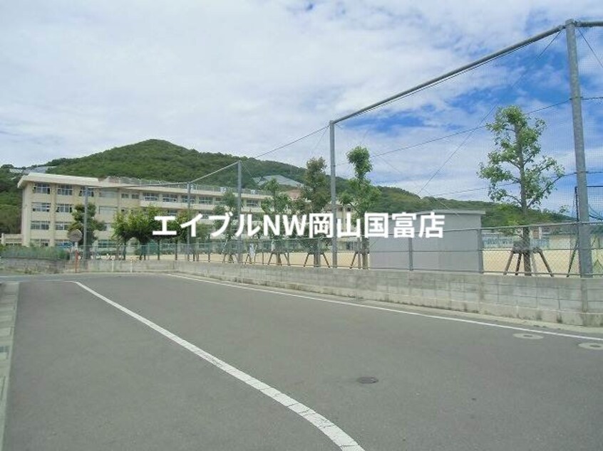 芥子山小学校(小学校)まで1059m ファームヴィレッジ　Ｂ