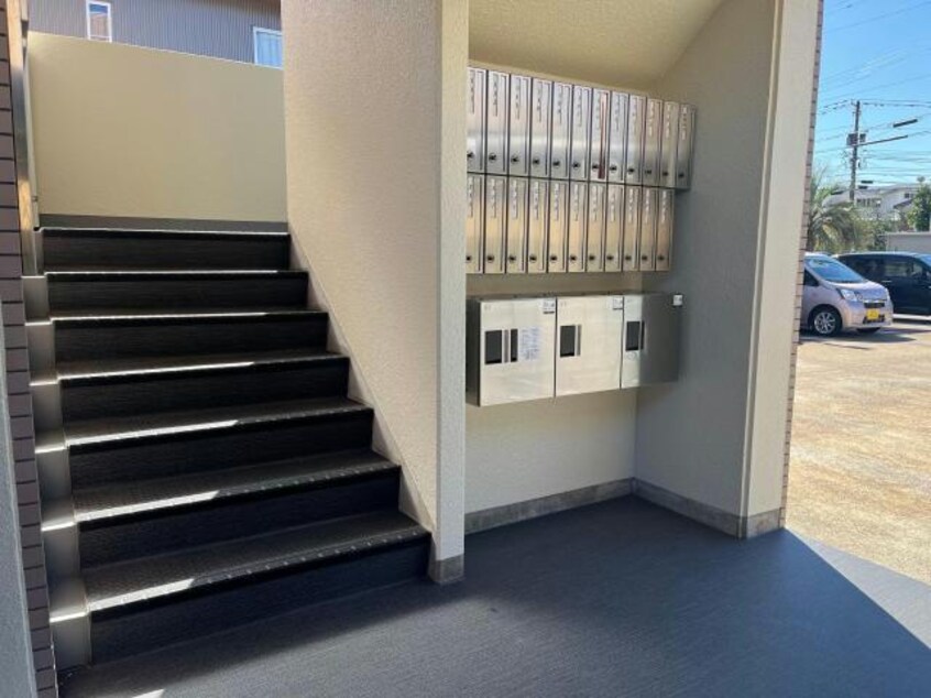 1F階段・宅配BOX・ポスト アイリスまこと