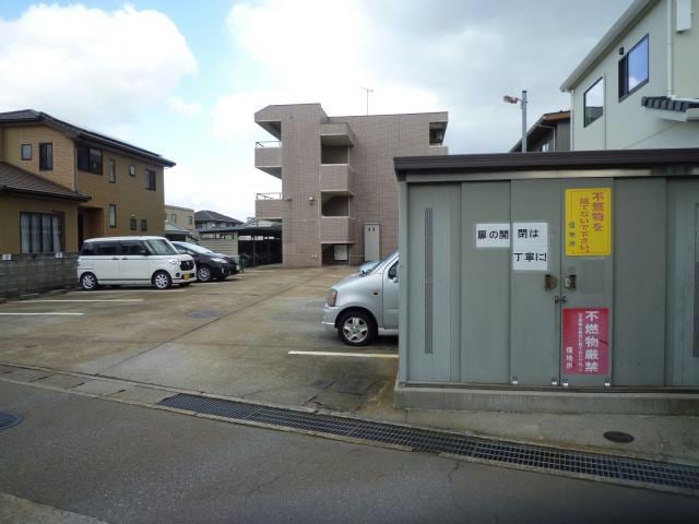 ゴミステーションと駐車場 アイリスまこと