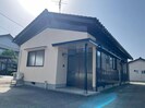 林貸家（左）の外観