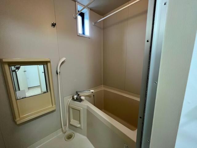 小窓の有る浴室 フレグランス南台