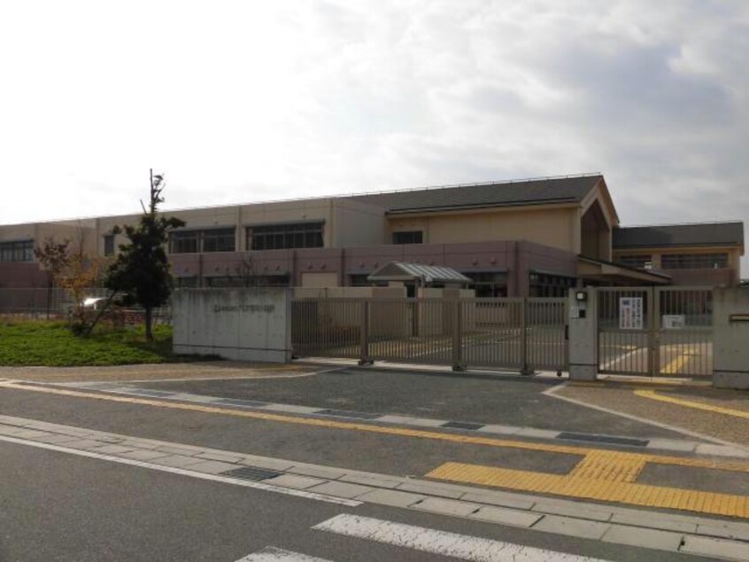 東近江市立八日市南小学校(小学校)まで715m セゾンフルール