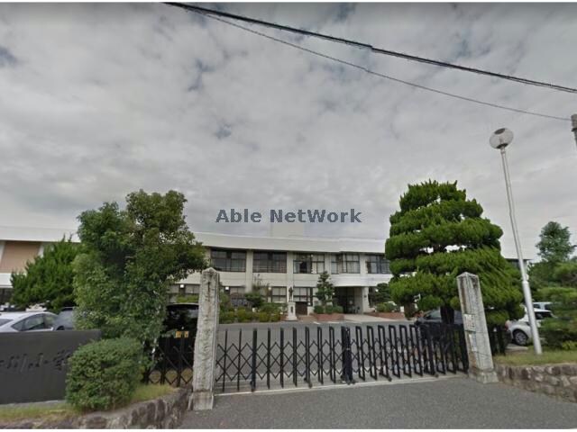 愛荘町立愛知川小学校(小学校)まで1476m グレイス　ロマーヌ