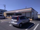 セブンイレブン愛荘町市店(コンビニ)まで590m フローラ愛知川