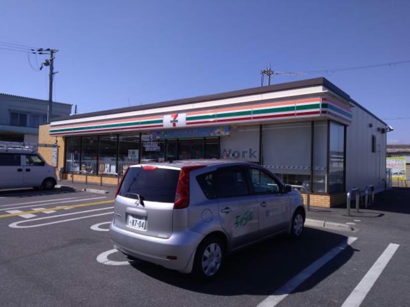 セブンイレブン愛荘町市店(コンビニ)まで590m フローラ愛知川