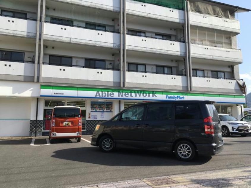 ファミリーマート島原城下町店(コンビニ)まで883m カーサ・デル・ピーノＡ