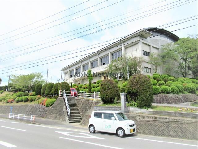 諫早市立飯盛中学校(中学校/中等教育学校)まで947m 長崎県営バス（諫早市）/狩場 徒歩1分 2階 築17年