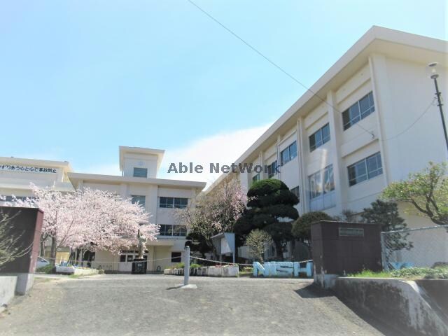 諫早市立西諫早中学校(中学校/中等教育学校)まで1347m ソシアビューテラス