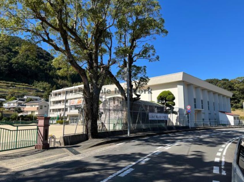 諫早市立飯盛西小学校(小学校)まで490m 吉丸貸家