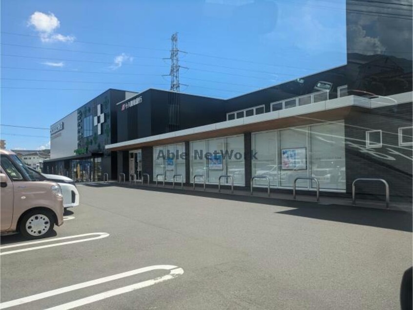 十八親和銀行諫早中核団地支店(銀行)まで676m サンシルクトゥーミー