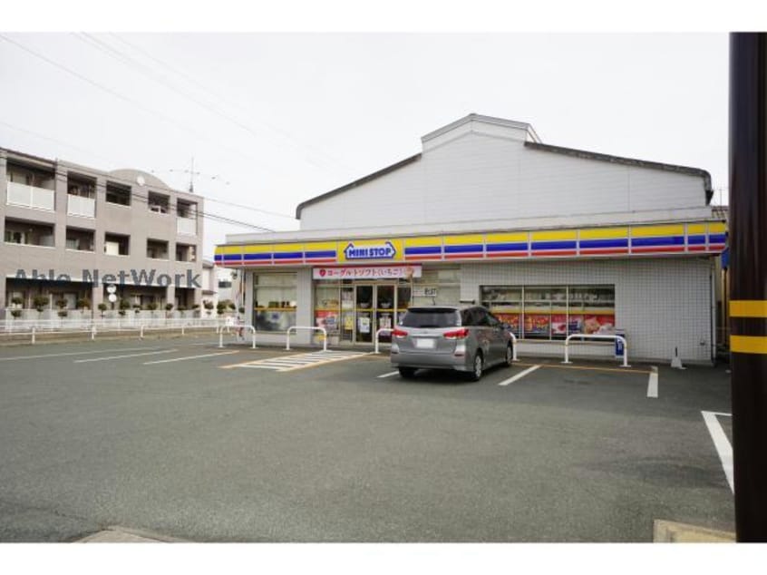 ミニストップ鴨田町店(コンビニ)まで744m メゾン・シャルマン