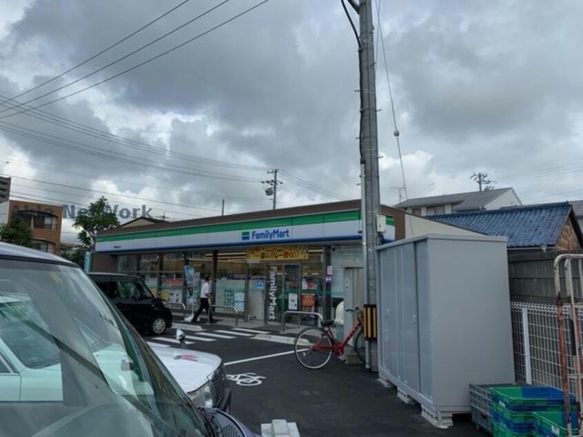 ファミリーマート豊橋東松山店(コンビニ)まで407m ユトリロ西松山