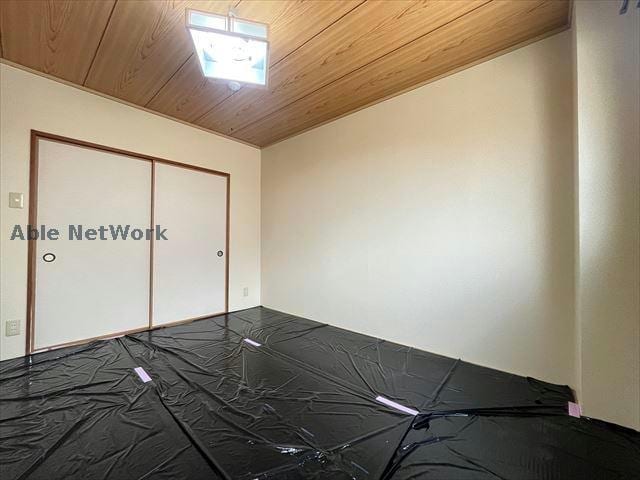 ※日よけのため黒ビニールシートが張られています。 サープラス　JUVE