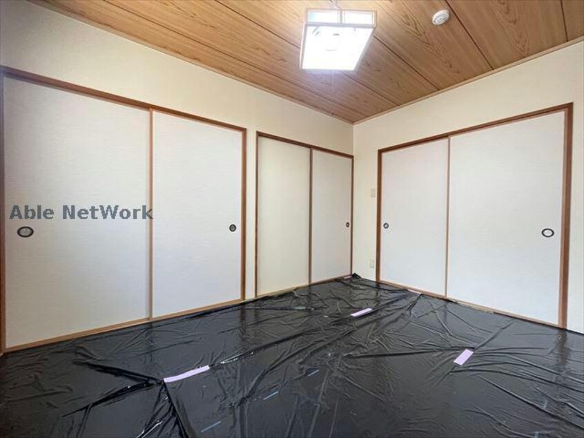 ※日よけのため黒ビニールシートが張られています。 サープラス　JUVE