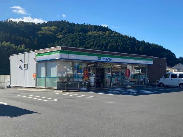 ファミリーマート西大洲店(コンビニ)まで292m クリスタルヒルズ
