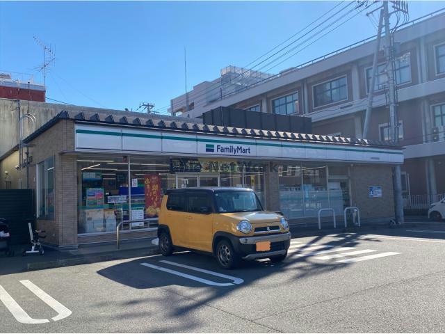 ファミリーマート大洲市役所前店(コンビニ)まで890m エスポワール・大洲