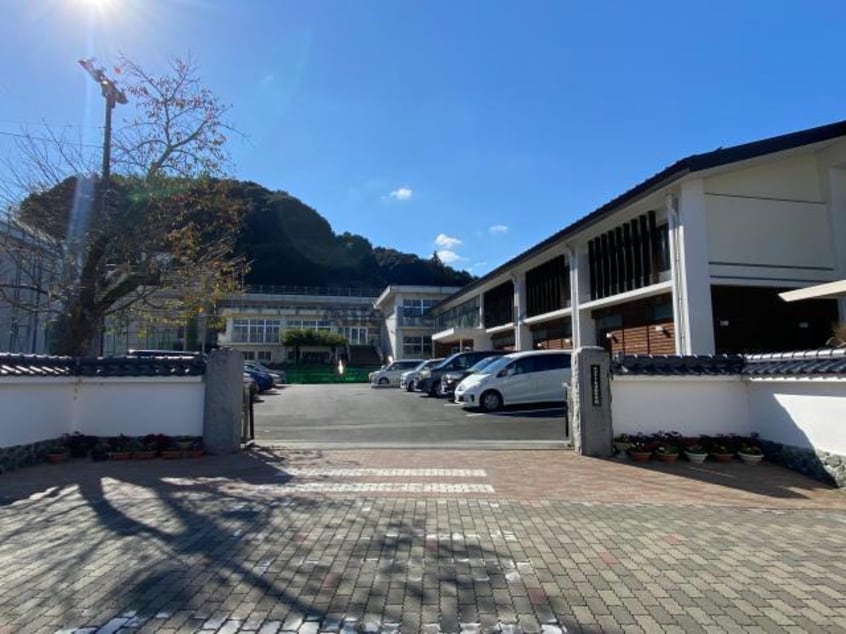 大洲市立大洲南中学校(中学校/中等教育学校)まで891m エスポワール・大洲