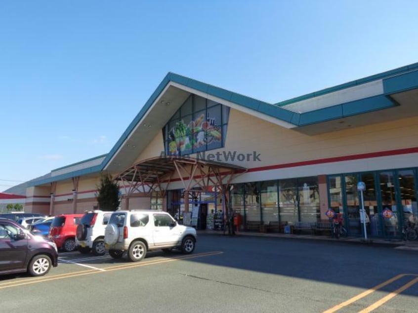 マルナカ大洲店(スーパー)まで983m レオパレスOZU1