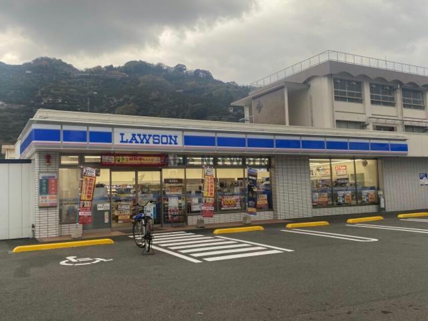 ローソン八幡浜白浜店(コンビニ)まで146m メゾン喜多町
