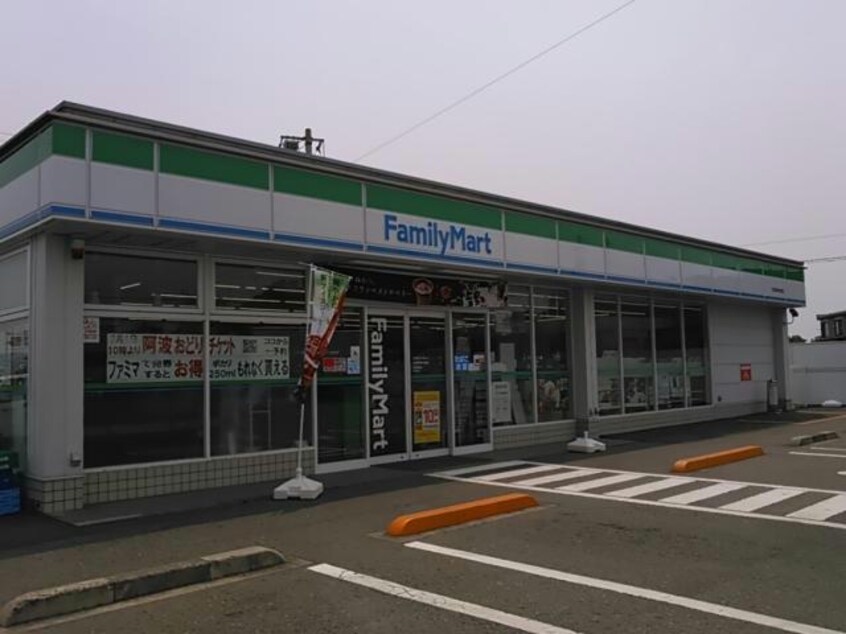 ファミリーマート北島町東中道店(コンビニ)まで856m ハピネス　北島Ｅ