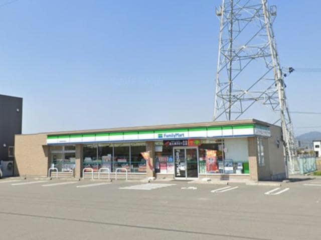 ファミリーマート応神町西吉成店(コンビニ)まで973m グラーディア