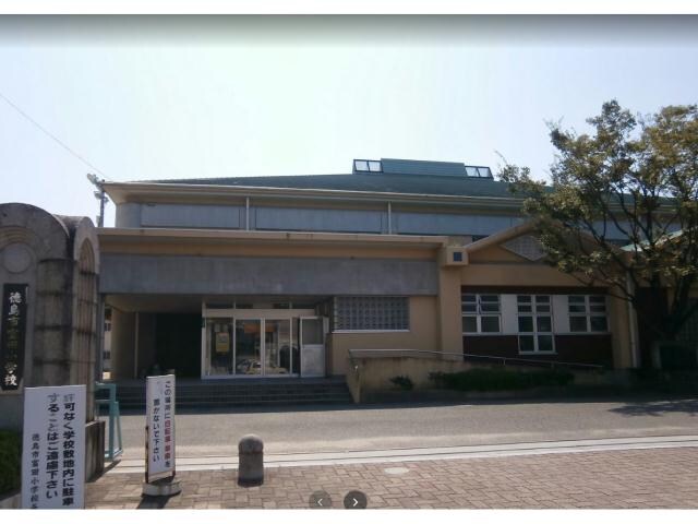 徳島市立富田小学校(小学校)まで776m 昭和テナント（松本ビル）